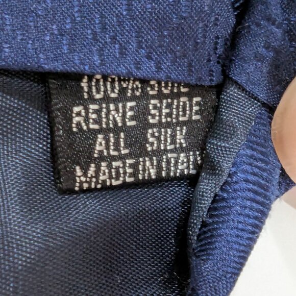 Vintage Hugo Boss Navy Blue with Red Rose Floral Silk Tie - Made in Italy - Picture 7 of 9